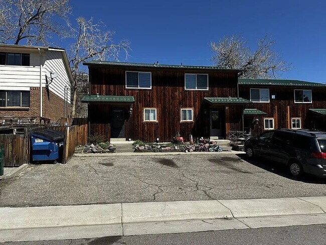Building Photo - Charming Golden Townhome!