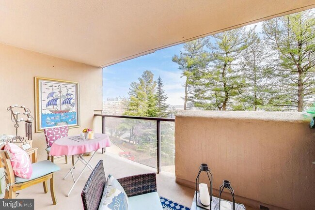 Building Photo - 1101 S Arlington Ridge Rd