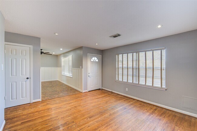 Building Photo - 2714 Southmore Ave