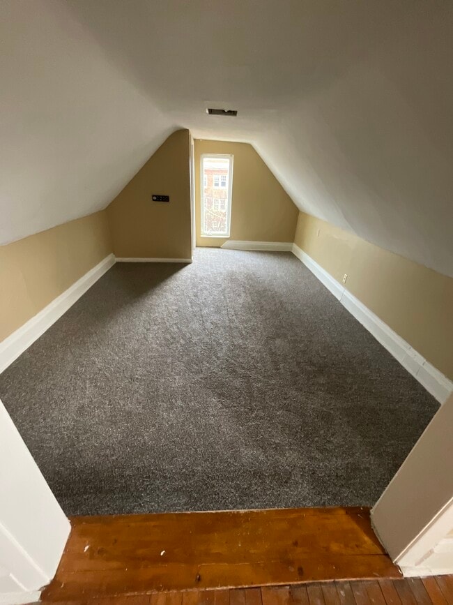 Building Photo - 1324 E 2nd St