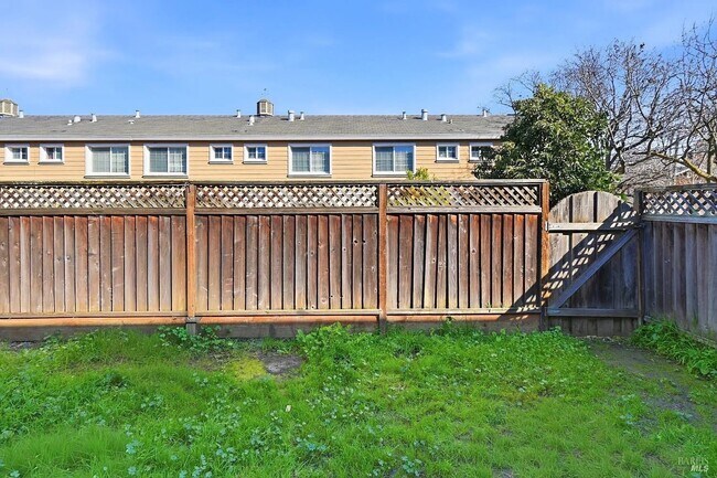 Building Photo - 712 Daniels Ave