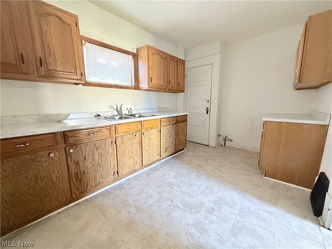 Building Photo - 1433 Kenmore Blvd