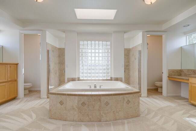 Building Photo - Beautiful 4Bd, 4Bth home in Guard Gated Community near Tivoli Village.