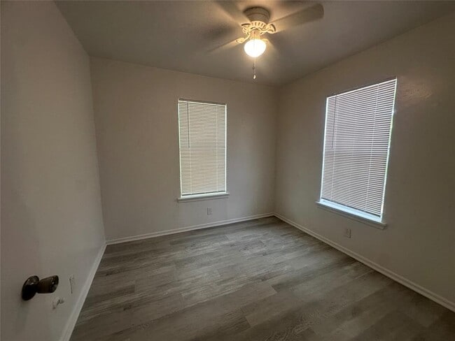 Building Photo - 515 Margil St