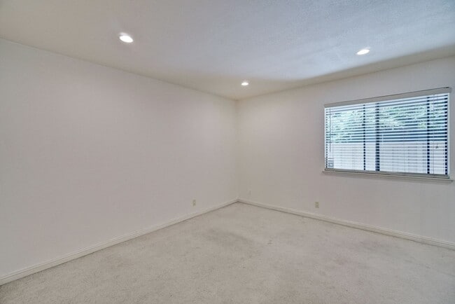Building Photo - 2201 Monroe #505