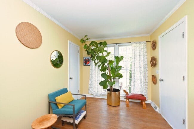 Building Photo - **FURNISHED ONE-SIDE-OF-A-DUPLEX HOME WITH BASEMENT STORAGE MINUTES FROM NASHVILLE WEST AND DOWNT...