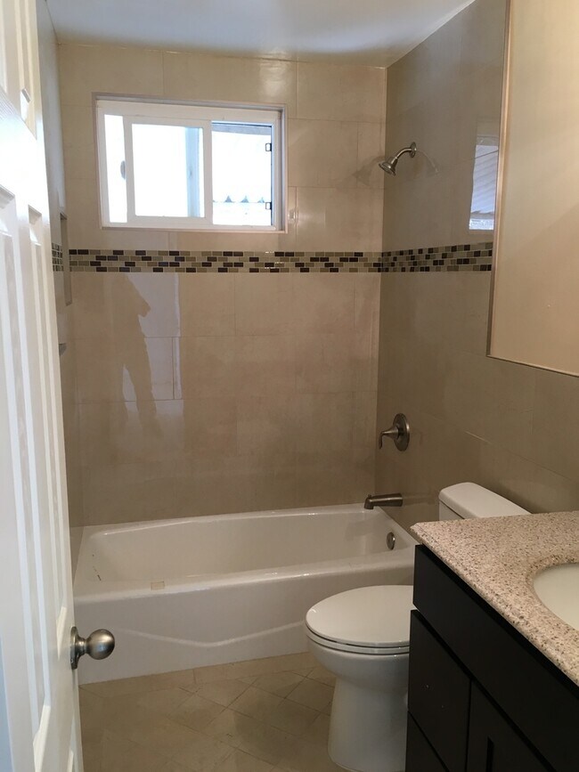 Building Photo - Main16761-73