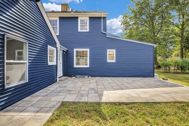 Building Photo - 1212 W Healey St