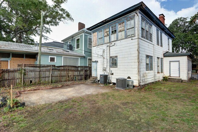 Building Photo - Renovated Two Bedroom Aprtment