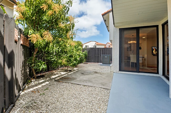 Building Photo - 5887 Fox Hollow Dr