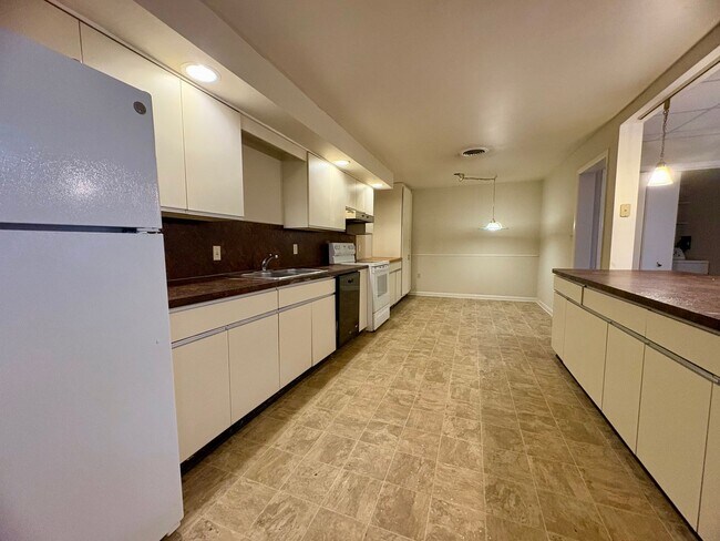 Building Photo - 1325 W Poplar St