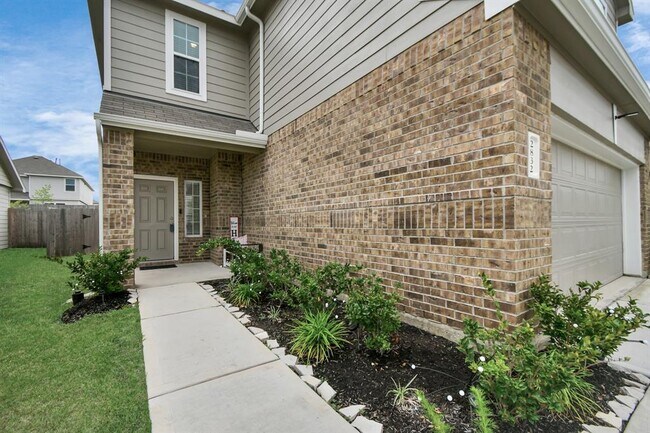 Building Photo - 2832 Madison Dr