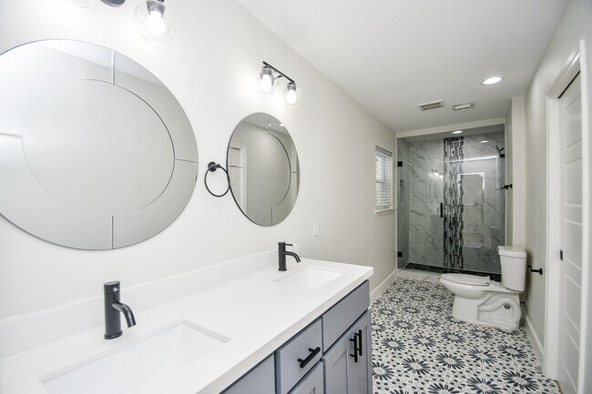 Building Photo - 5642 Cartagena St