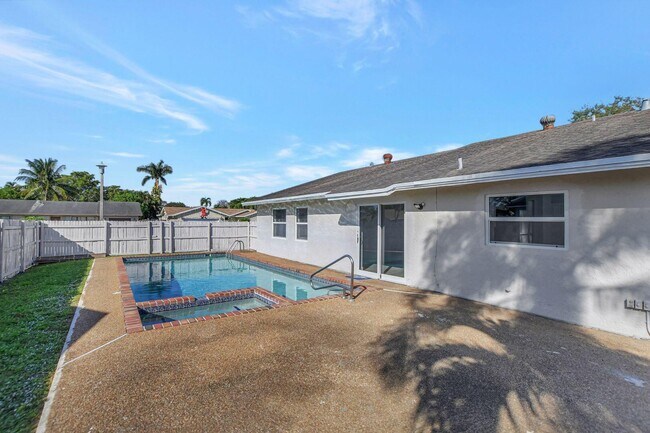 Building Photo - 9632 Saddlebrook Dr