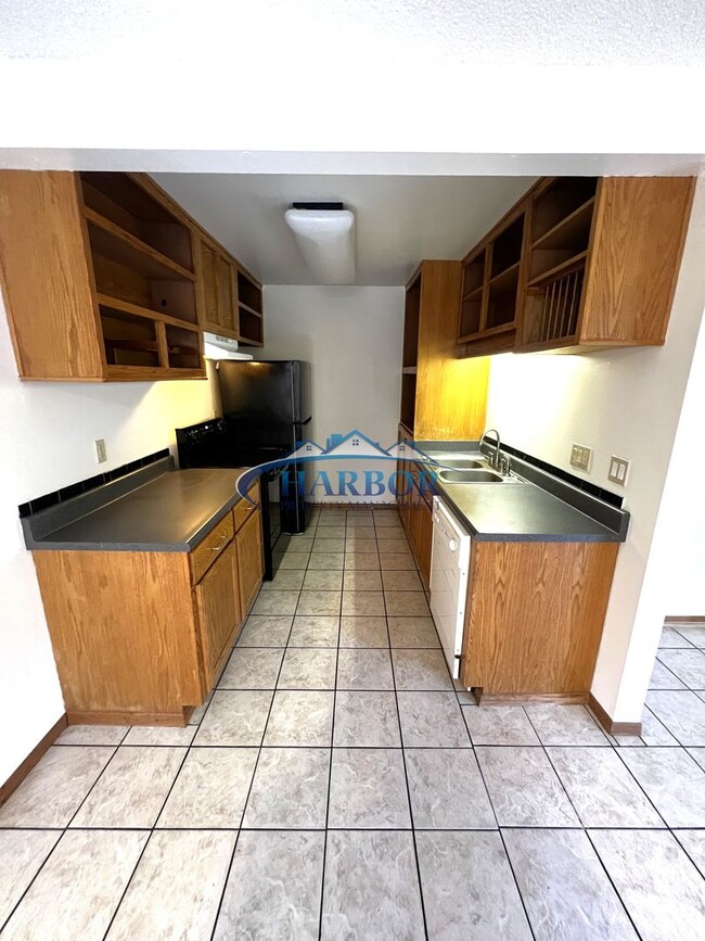 Building Photo - Charming Townhome in the Desirable Mirales...