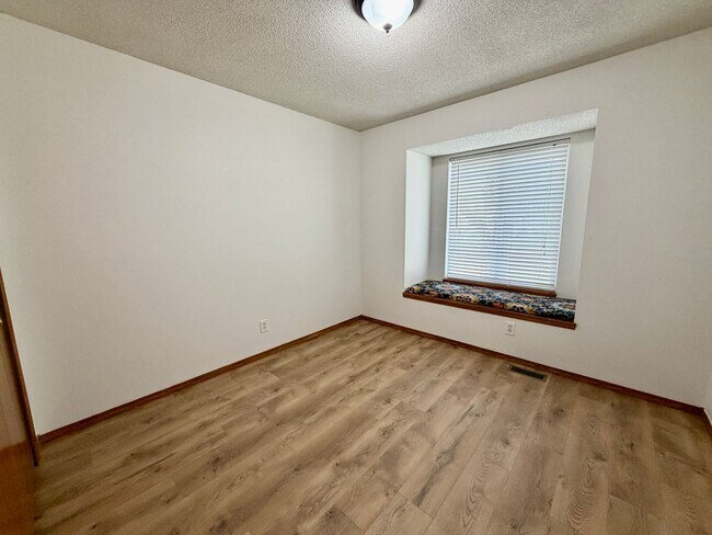 Building Photo - 4 bedroom Home in Regency Lakes!