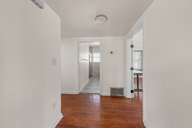 Building Photo - 1008 E Strawbridge Ave