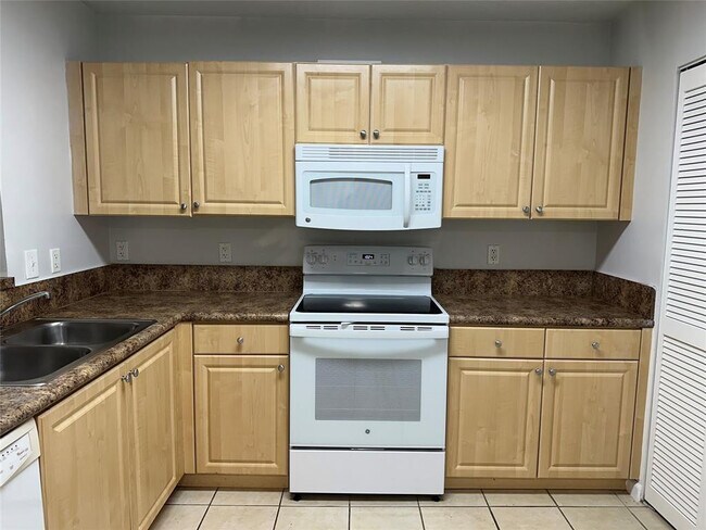 Building Photo - 529 E Sheridan St