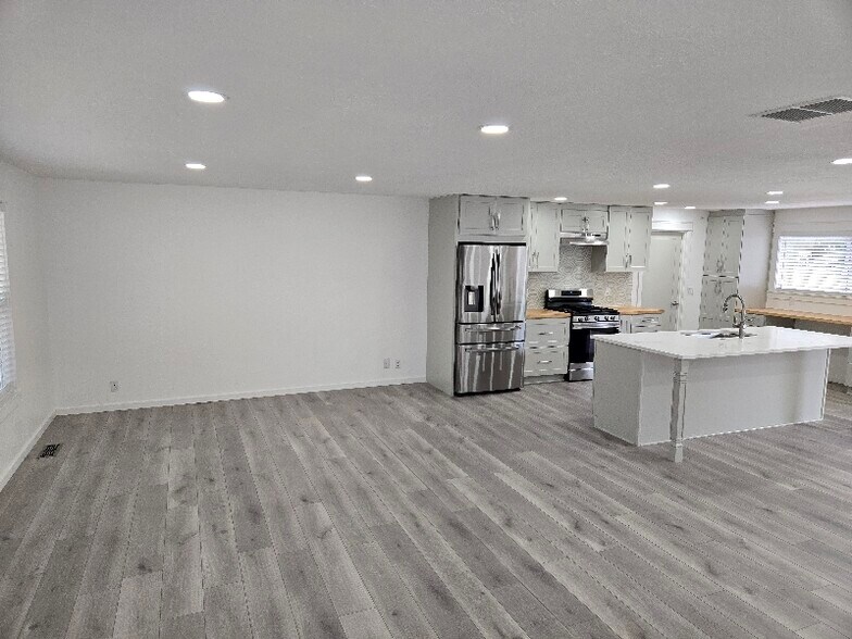 Building Photo - 6095 McLeod Ln NE