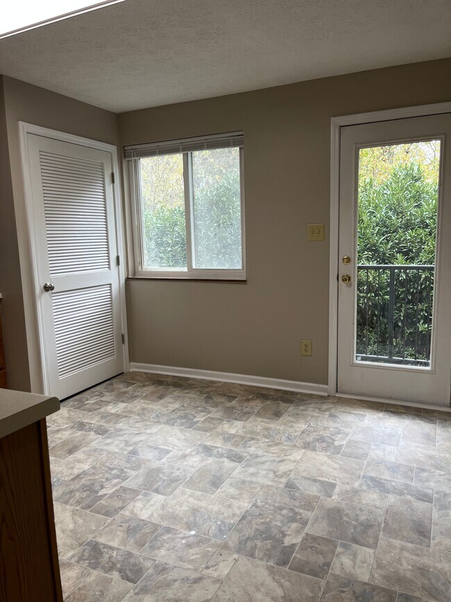 Building Photo - 480 E Red Bud Rd