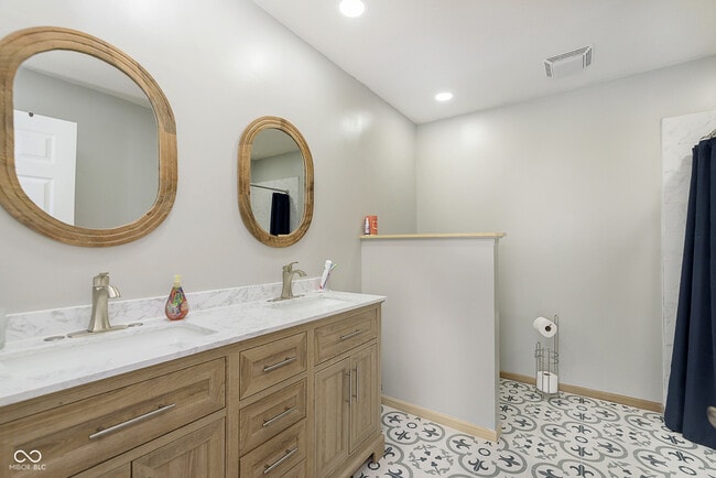 Building Photo - 266 E Pine Ridge Dr