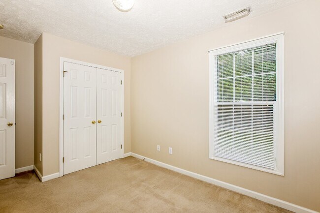 Building Photo - 3 Bedroom 2 Bathroom Nest in Fayetteville
