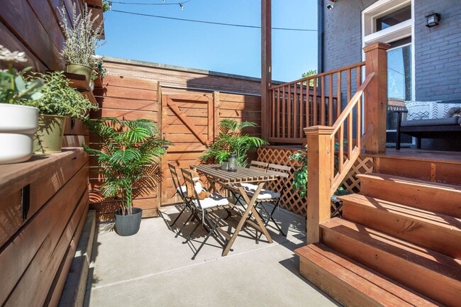 Building Photo - STUNNING Benton Park Townhome
