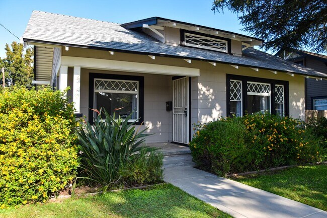 Building Photo - Grand (384-394) South