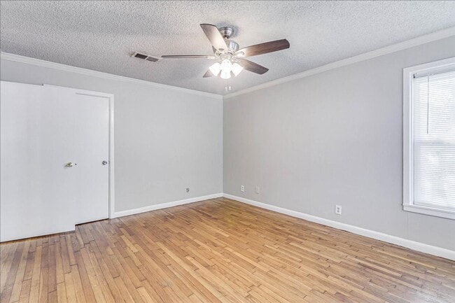 Building Photo - 6046 Hugo Dr