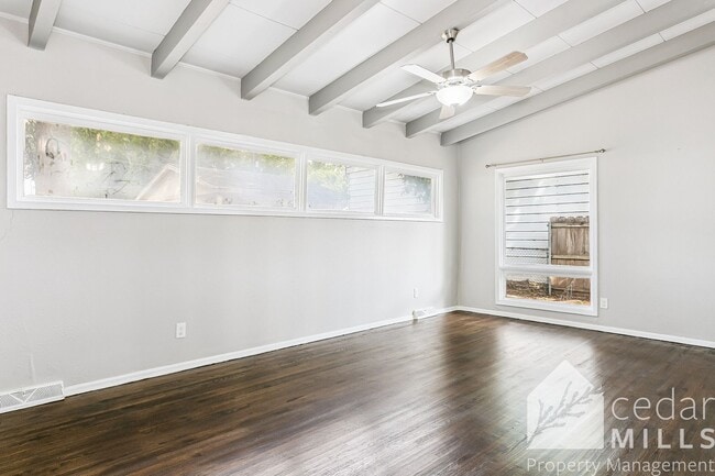 Building Photo - 811 N Chipper Ln