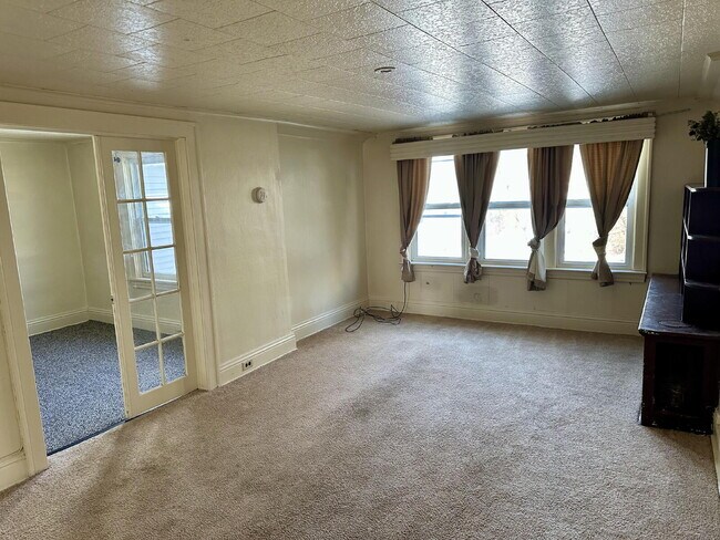 Building Photo - "Charming 2-Bed Gem in Virginia, MN – Perfect for Cozy Living!"