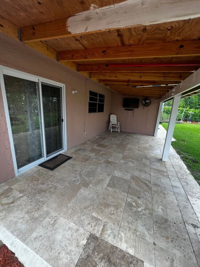Building Photo - 3 BEDROOM 2 BATH CONVENIENTLY LOCATED WITH A TROPICAL OASIS IN THE BACK YARD!