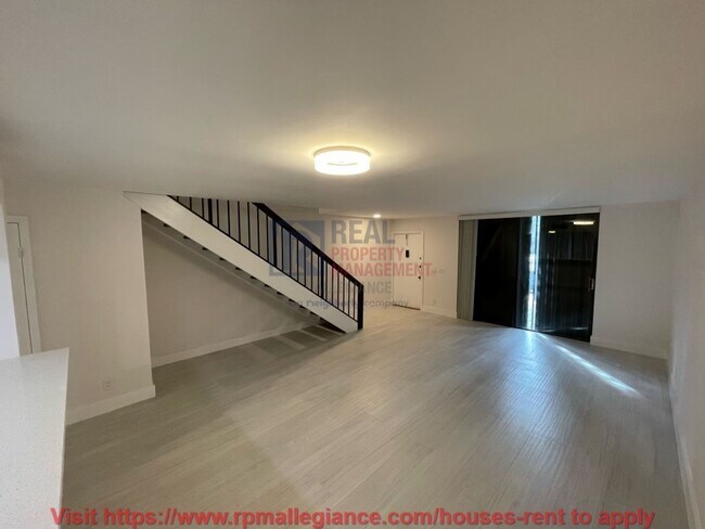 Building Photo - Updated 2-Bedroom Villa with Modern Featur...