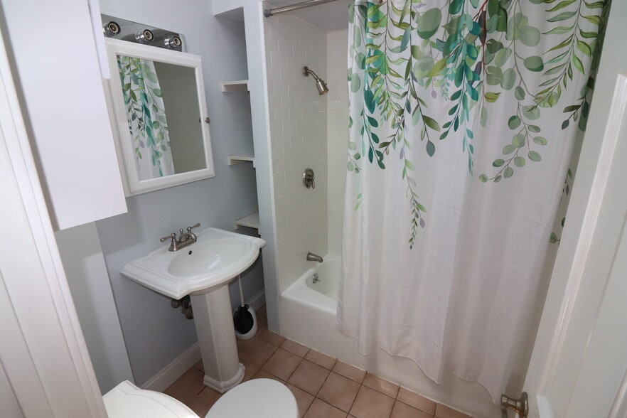 Building Photo - 13 Vinton St