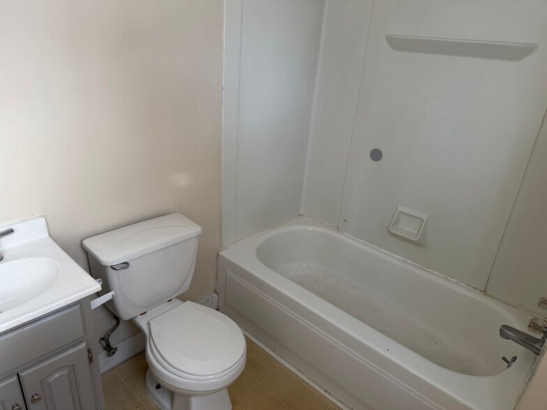 Building Photo - 203 N Lewis Ave