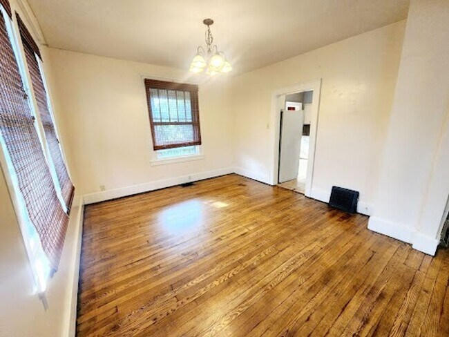 Building Photo - 305 Lyndhurst St