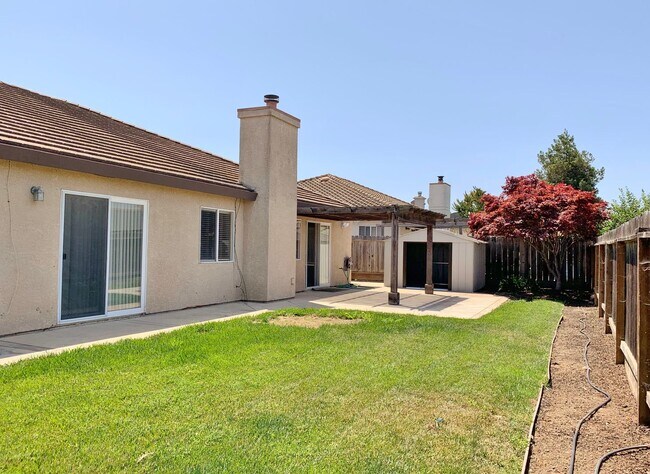 Building Photo - 4 Bedroom Home in Hollister