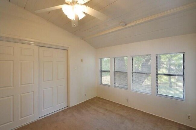 Building Photo - 911 Duncan Ln