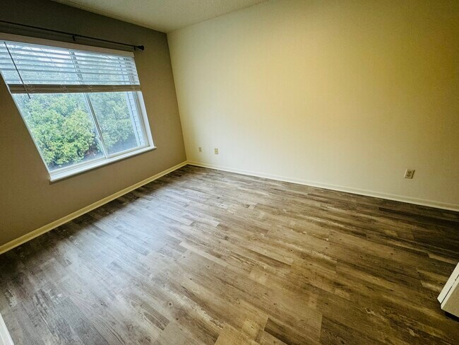 Building Photo - 395