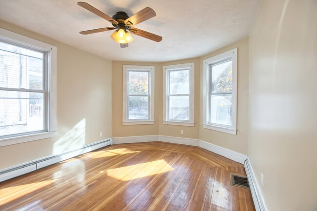 Building Photo - 29 Simon St