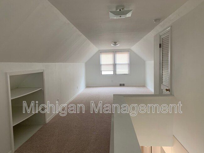 Building Photo - 32469 Rosslyn Ave