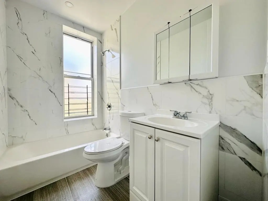 Building Photo - Furnished room/NOT APARTMENT