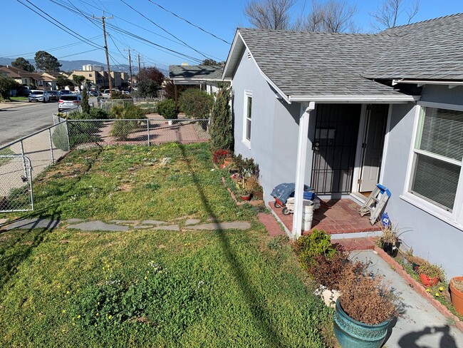 Building Photo - Two bedroom 1 bath