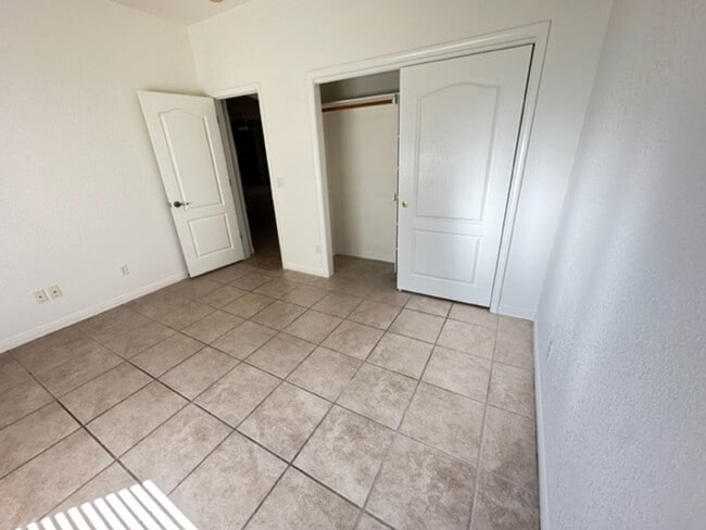 Building Photo - HOUSE - VILLAGE OF OAK CREEK