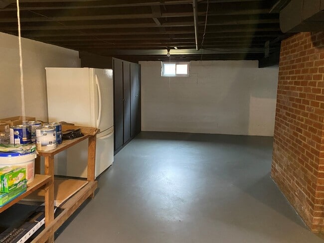 Building Photo - Renovated 3-bed, 2-bath home close to scho...