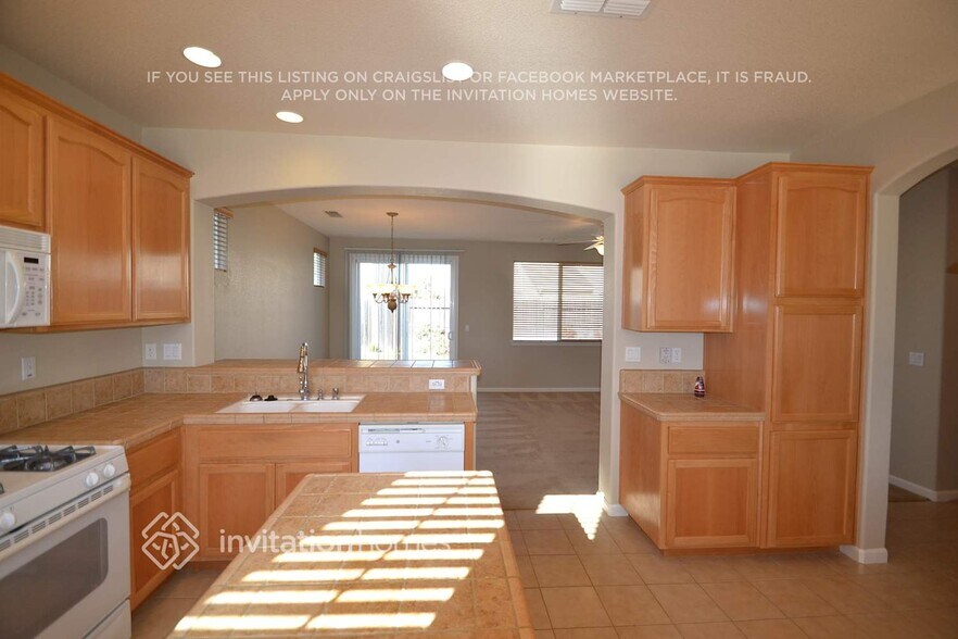 Building Photo - 1901 Pyramid Creek Dr