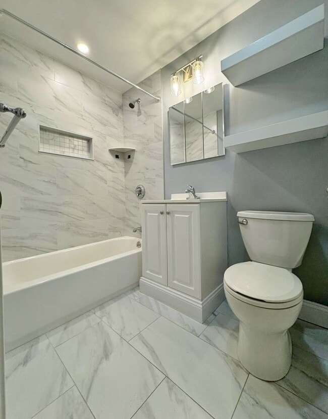 Building Photo - Luxury 2 bed condo includes Heat, hot wate...
