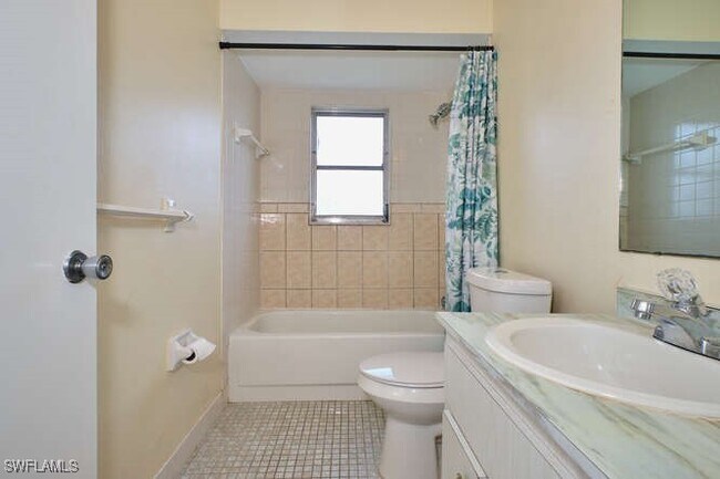 Building Photo - 4104 SE 12th Pl