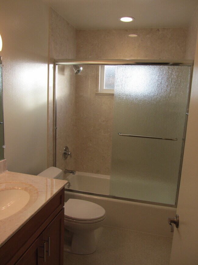 Building Photo - 1751 Ross Cir