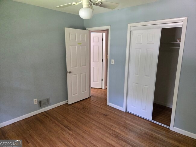 Building Photo - 1387 Town Country Dr SE